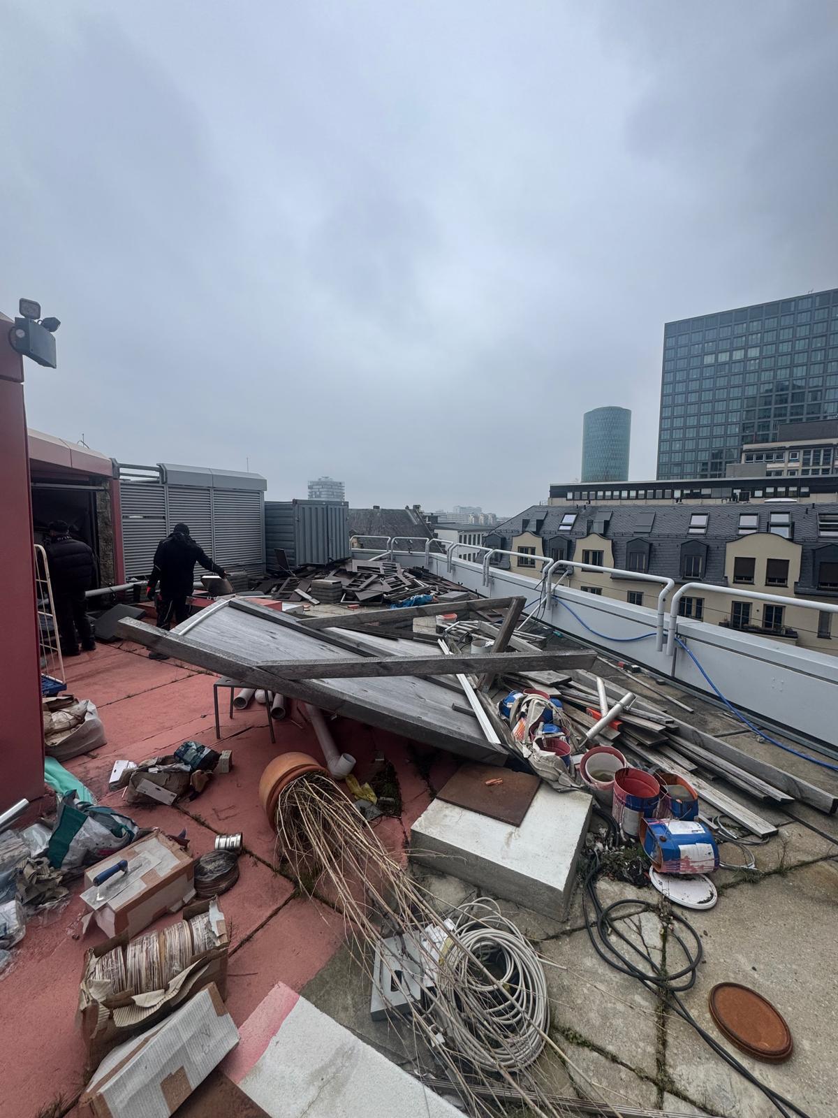 Räumung einer Dachterrasse in Frankfurt mit Blick auf die Skyline